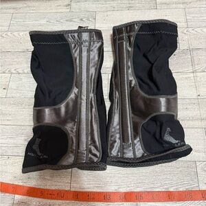 Mueller Hg80 Knee Supports.